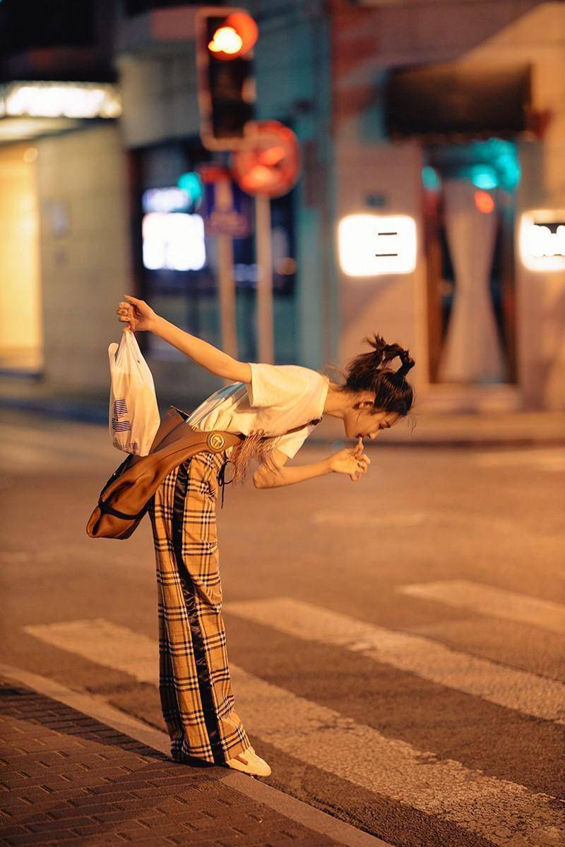 大片■孙佳雨夏夜街拍大片曝光 慵懒随性风格多变,