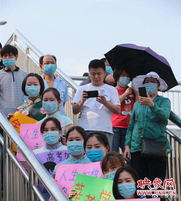 考场|直击现场丨2020高考第一天 考场外那一道亮丽的风景线