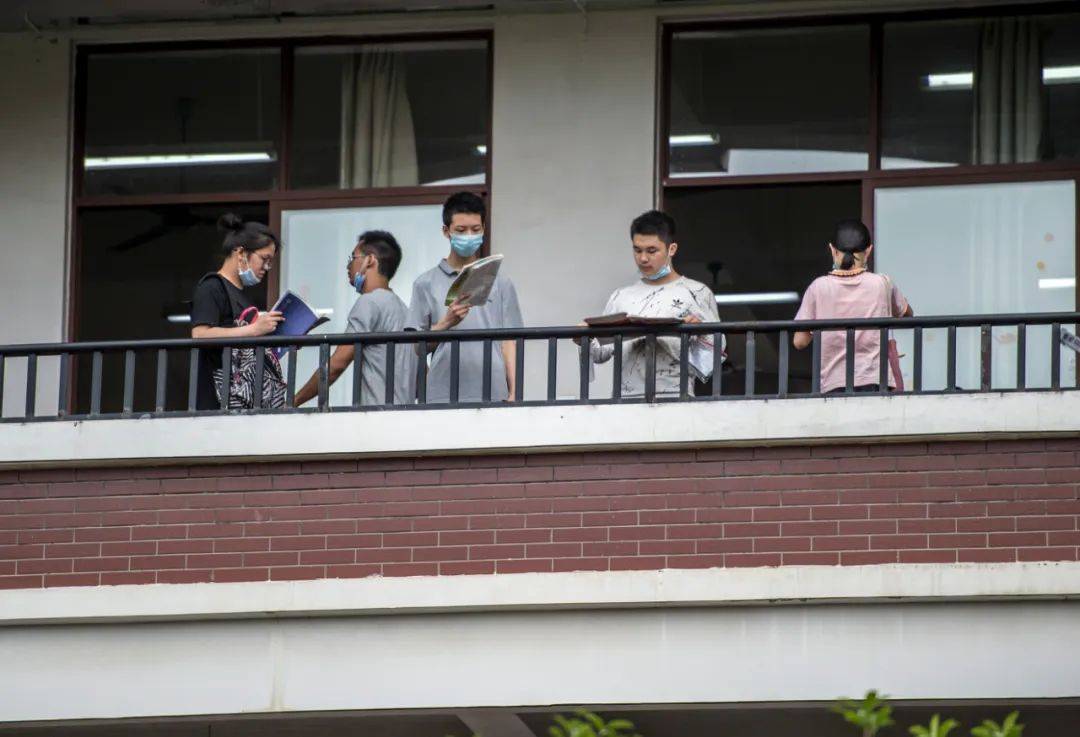 高考|多图直击桂林高考现场!这一幕幕让人动容…