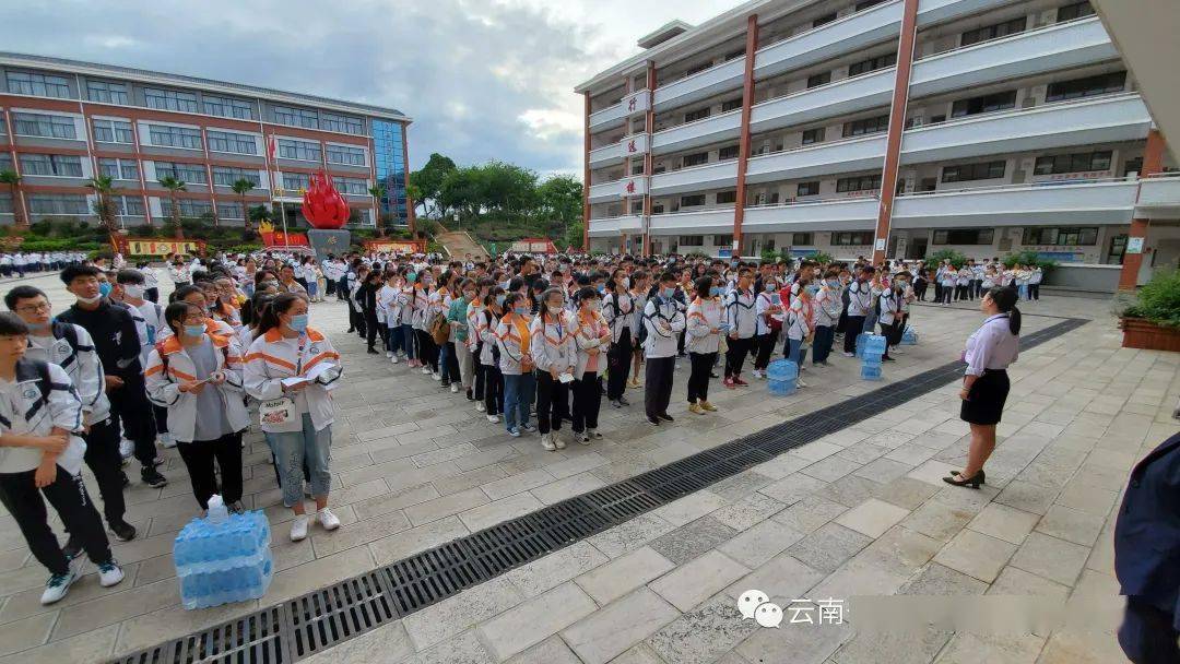 2020年7月7日年高考序幕正式拉开,安宁市昆钢第一中学校领导率领高三