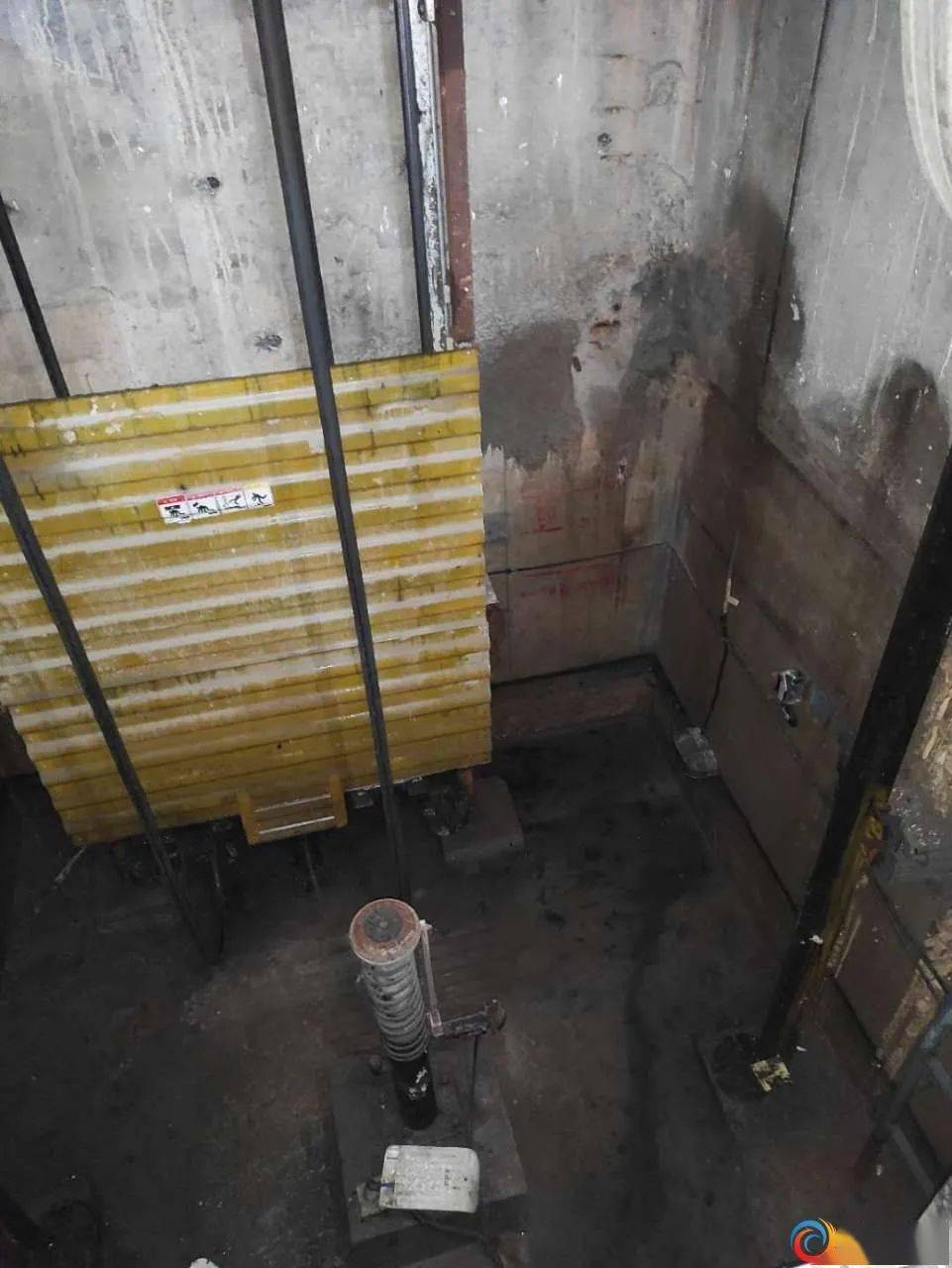 网友发帖|淮安这一小区电梯基坑常年被雨水浸泡,锈迹斑斑,故障频频