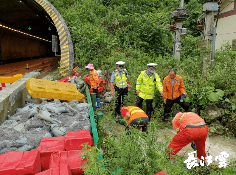 利川齐岳山隧道渗水,成"水帘洞"