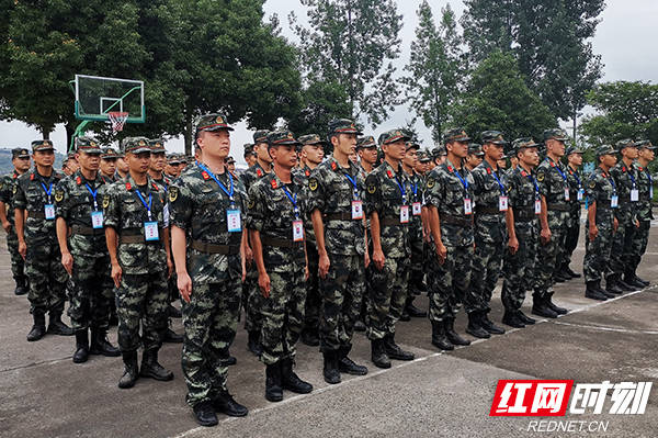 胡津铭 向勰)7月6日,正在天门山腹地进行的武警张家界支队"战盾-2020"