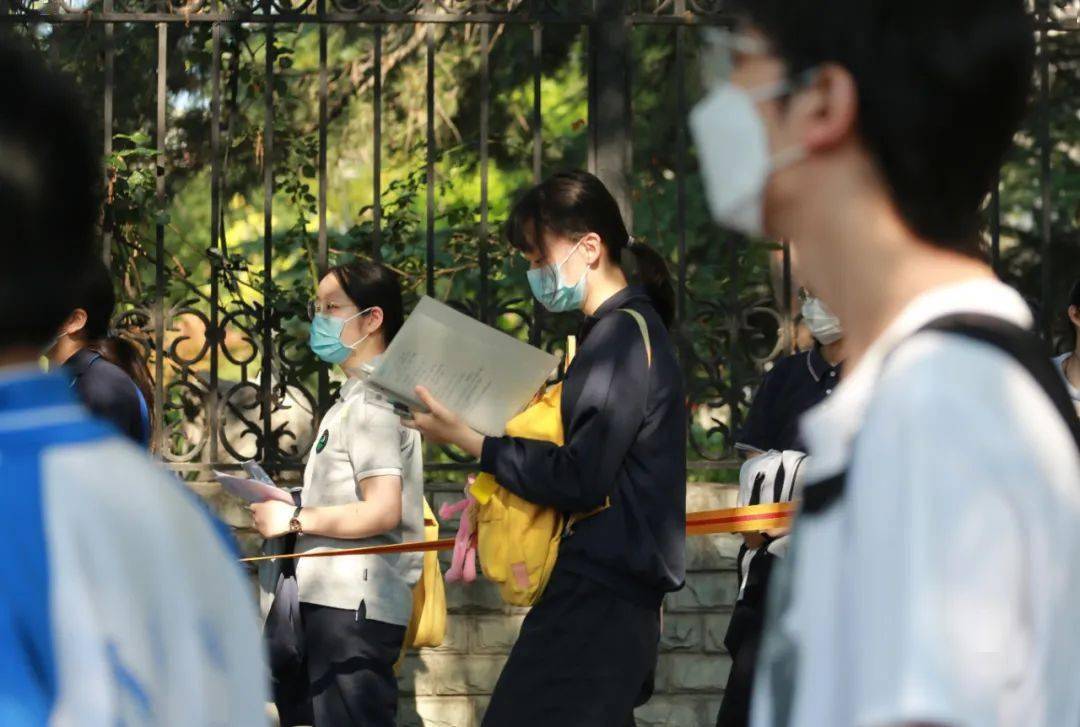 考生|这些画面暖心、有序！直击高考现场 | 北京高考第一天