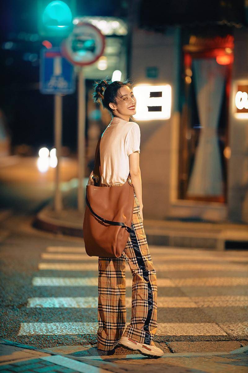 大片■孙佳雨夏夜街拍大片曝光 慵懒随性风格多变,