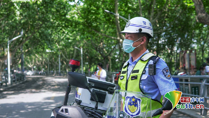 考生|高考暖镜头：他们为考生护航 让考生安心赴考