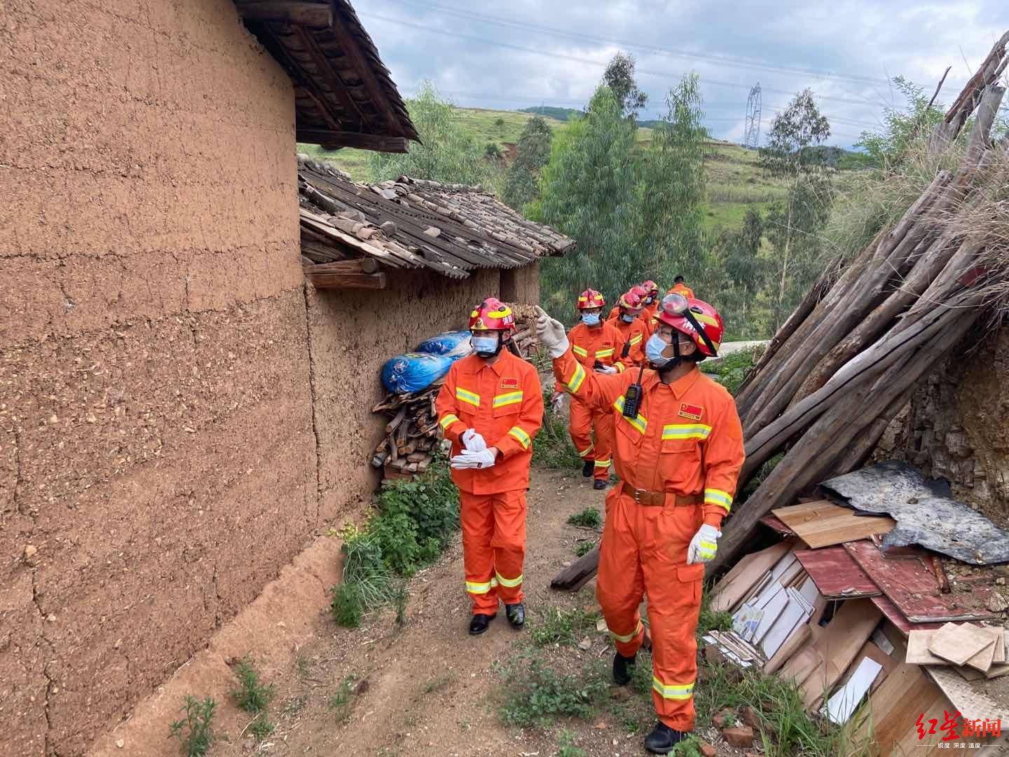 昆明东川发生4.2级地震 学生躲桌下避震后疏散,