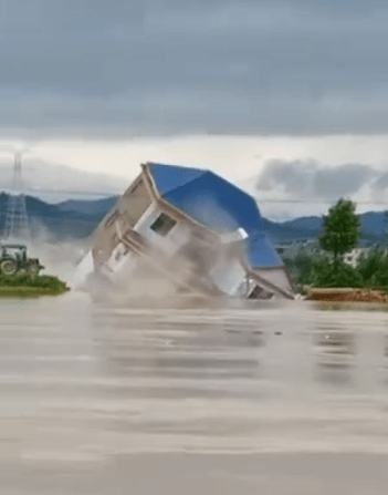 油墩街镇|江西鄱阳一栋楼瞬间被洪水冲毁！人员已提前转移，堤坝出现破裂