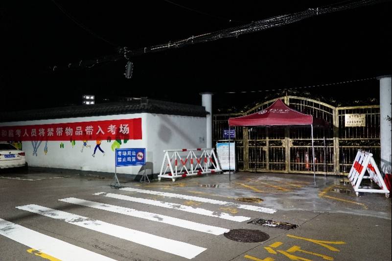 考点|探访高考两科延期的歙县：两考点水位退去，浮桥被放置在附近备用