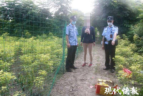 考场旁突然响起爆竹声,大妈见到民警才知当天