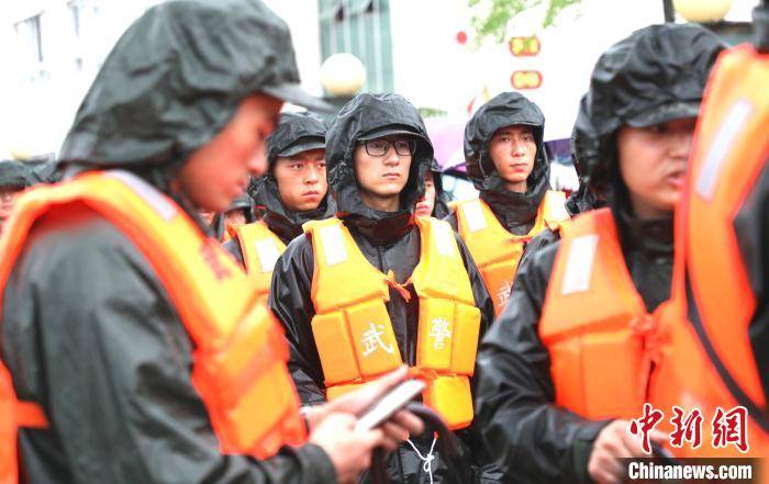 考生|护航学子去高考