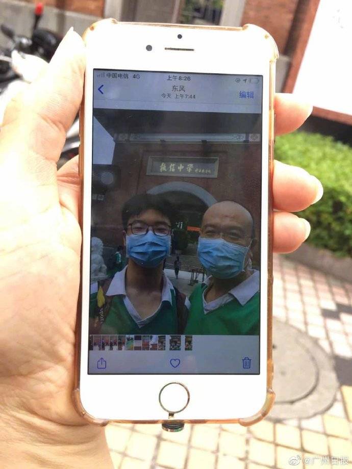 校服|爸爸穿儿子绿色校服送考 寓意：逢报必录