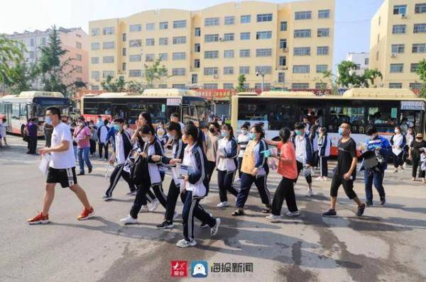 2020年莒县初三学生_实拍!2020莒县高考现场!看莒县学子乘风破浪