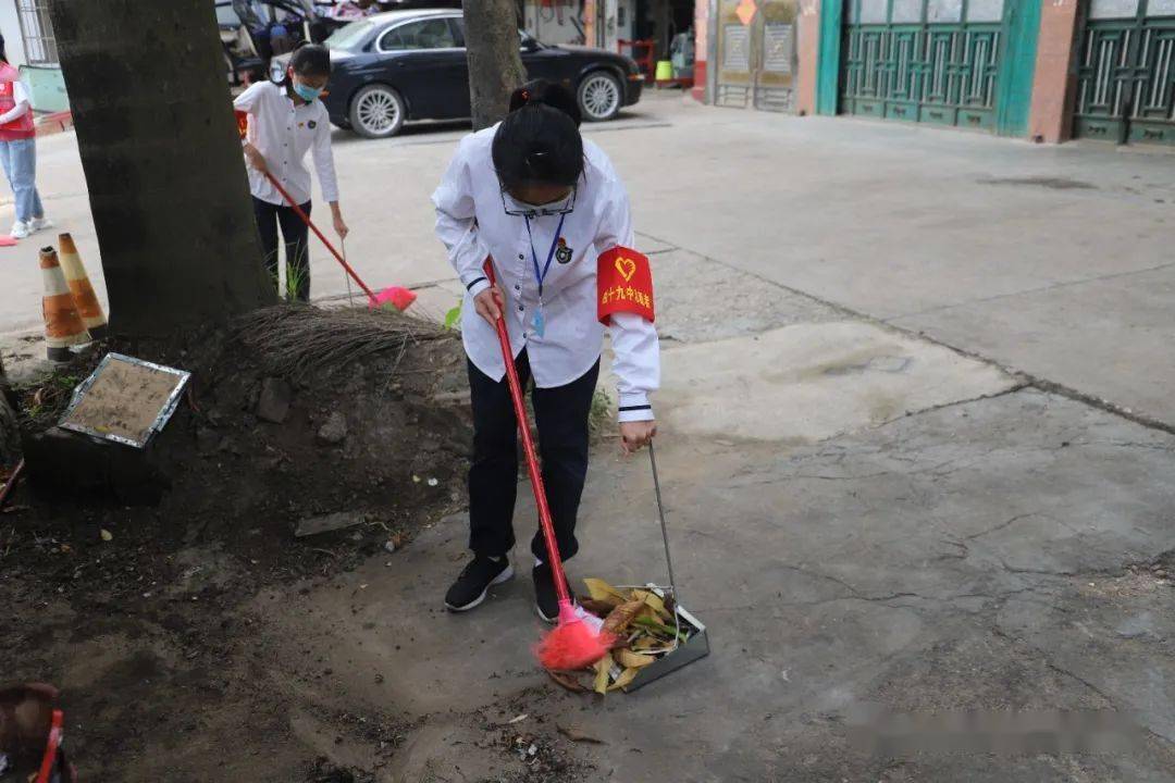 教师志愿者带头作典范在学校多功能厅内,卢显海校长对参与活动的师生