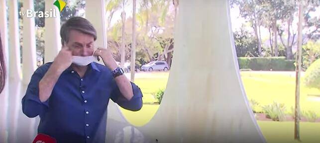 巴西|博索纳罗采访时自曝阳性，接着当着记者面摘下口罩：让你们看看我的脸，我很好