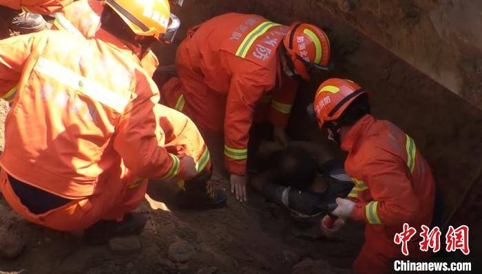 邯郸|河北邯郸一施工现场塌方 消防员徒手刨人成功施救