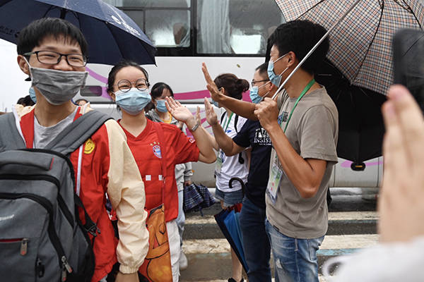 考点|安徽歙县多名县领导公布手机号保障高考接驳、考点后勤