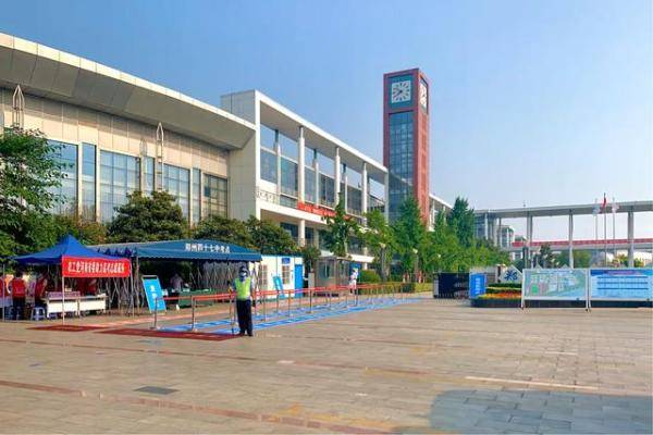 一年一度|加油吧，后浪！高考第一天郑州交警、志愿者全面为高考保驾护航