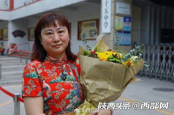 考场|高考结束考生飞奔出考场迎接美好未来