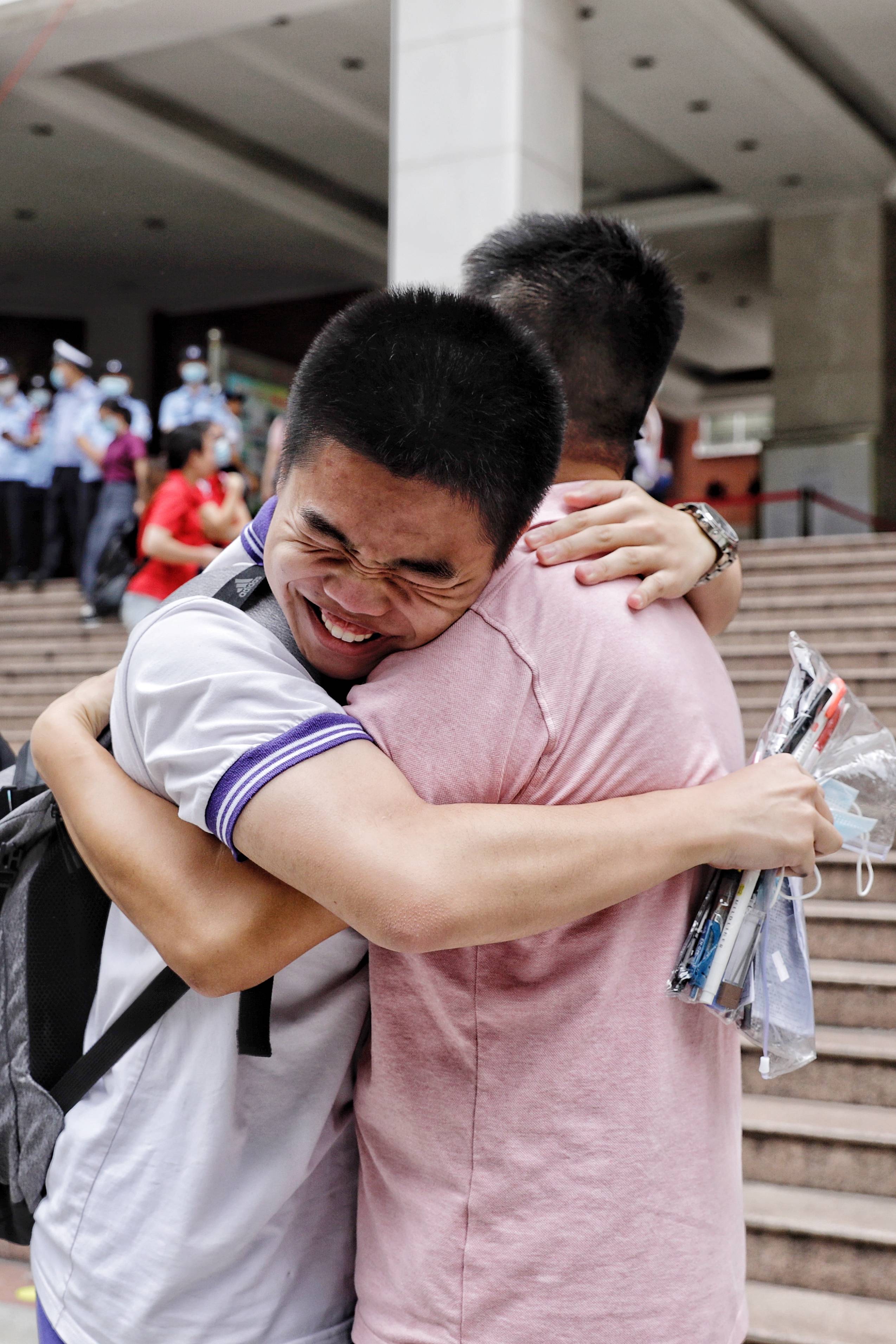 记者|直击广州各中学高考结束瞬间，鲜花、拥抱、爸爸妈妈的吻！