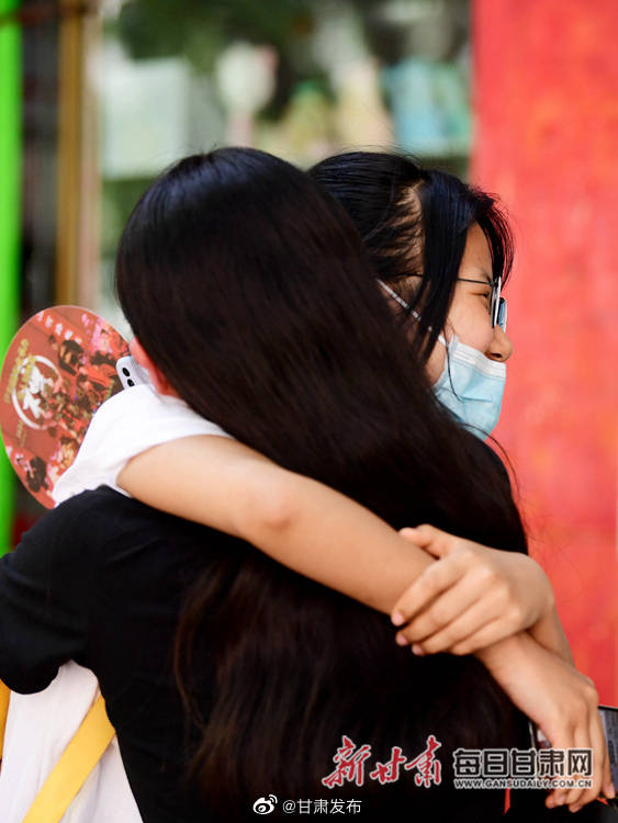 旗袍|穿旗袍、拉横幅、送拥抱……“花式”送考只为给你力量与好运