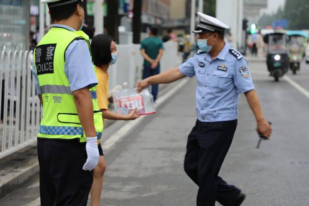 高考|【护航高考】风里雨里，我守护你……
