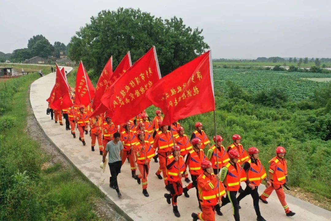 7月9日早晨6时许,历经6个小时长途奔波,萍乡市消防救援支队53名
