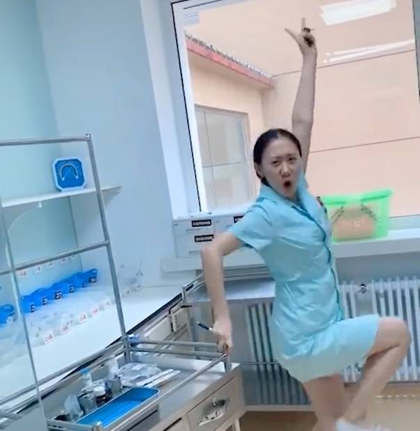 搞笑GIF趣图:嘴到用时方恨小,肉到桌上不够吃!