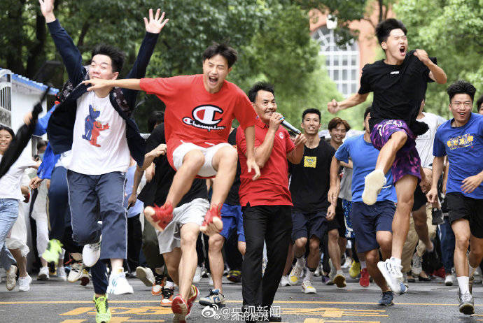 高考|我！们！考！完！了！高考结束考生冲出考场的瞬间