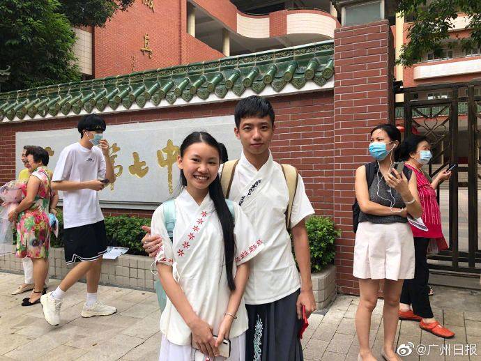 小卢|汉服大学生情侣回母校迎接考生：坚持到现在已是胜利