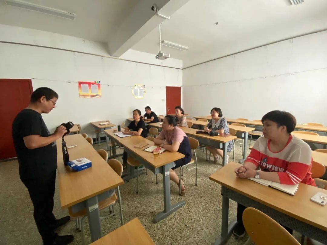 摄影|狙击精彩镜头 用“新”更要用“心”——槐荫区老年大学工作人员摄影知识培训