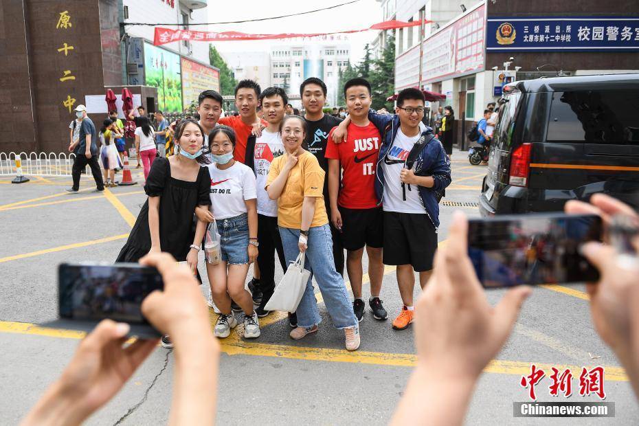 考试|2020年全国高考 考生结束考试走出考场