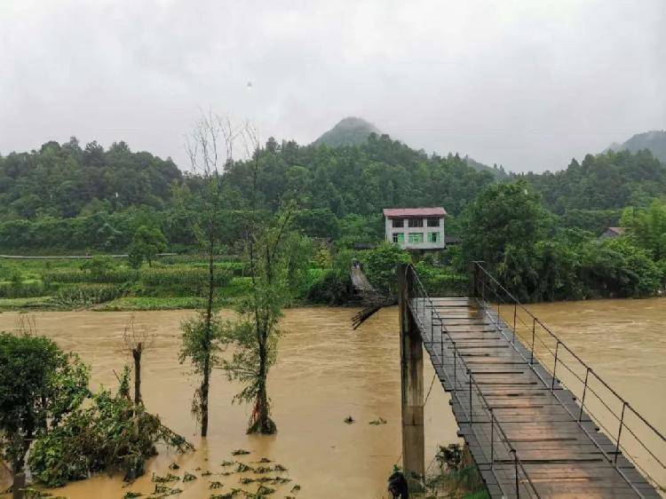 秀山溶溪河,梅江河水猛涨,百年古桥天生桥饱受考验