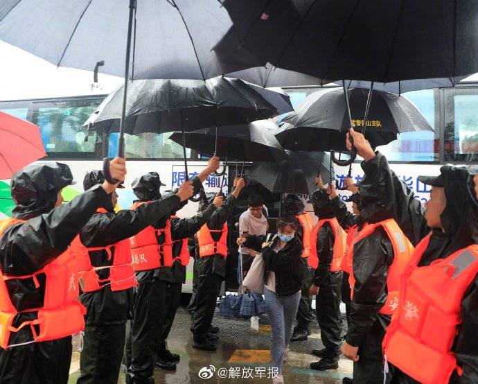 歙县|武警官兵为歙县考生搭起遮雨长廊