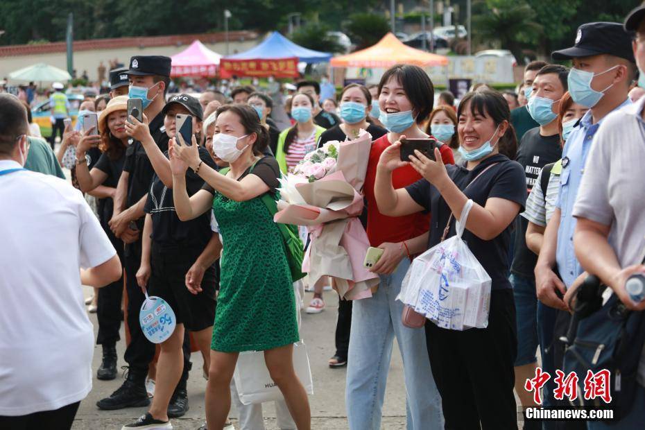 考试|2020年全国高考 考生结束考试走出考场