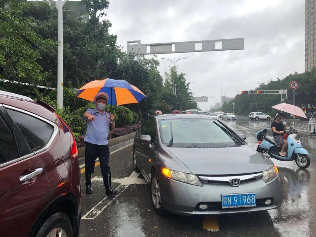 高考|【护航高考】风里雨里，我守护你……