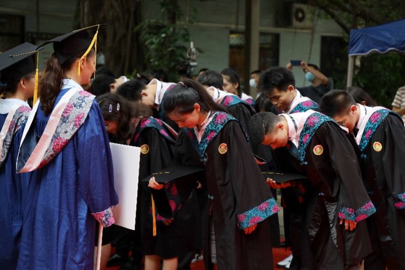 广雅中学坚持十年为学生举行毕业冠冕礼,今年有点特别