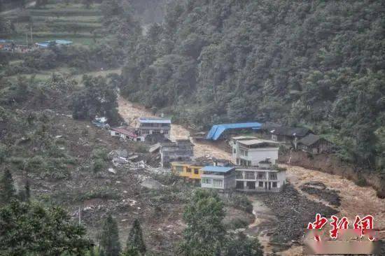 航拍贵州松桃山体滑坡现场 民房受损严重