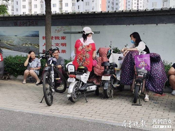 家长|泰安高考第三天：“陪考军团”明显减少 应考生更加轻车熟路