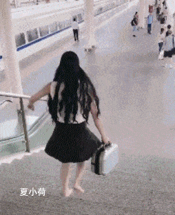 搞笑gif趣图:嘴到用时方恨小,肉到桌上不够吃!