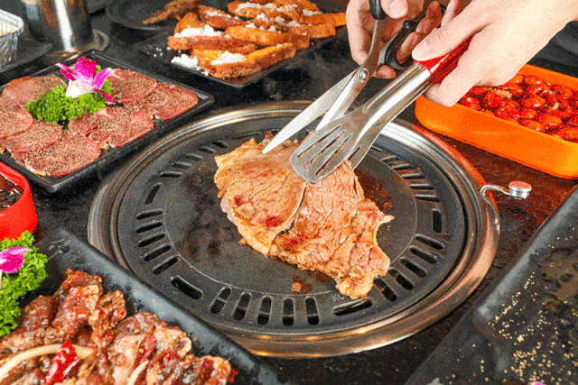 掐指一算 你五行缺肉 熊熊燃烧的烤肉 是欲望之火 生命之光  两三