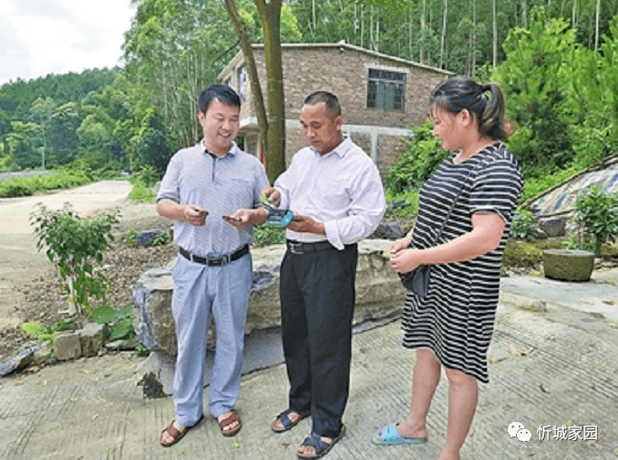 帮我查看养老金发了没有…近日,在忻城县思练镇宿邓村商户蓝青军的