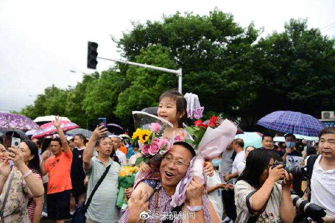 高考|我！们！考！完！了！高考结束考生冲出考场的瞬间