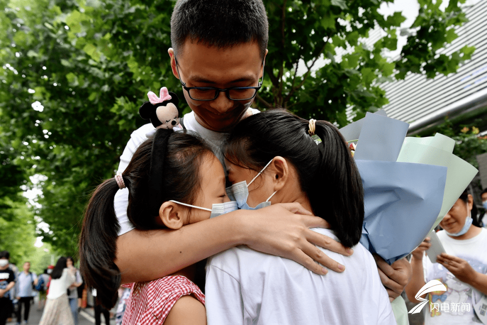 鲜花|影像力丨定格高考结束瞬间，鲜花、拥抱、还有妈妈的吻……