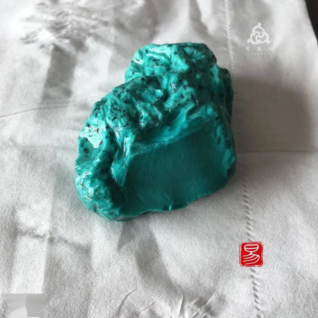 想买绿松石毛料先看看这克价200的渣渣