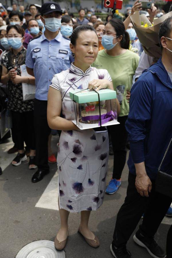 宁舟浩|高考最后一日 鲜花、拥抱、笑脸迎接考生归来