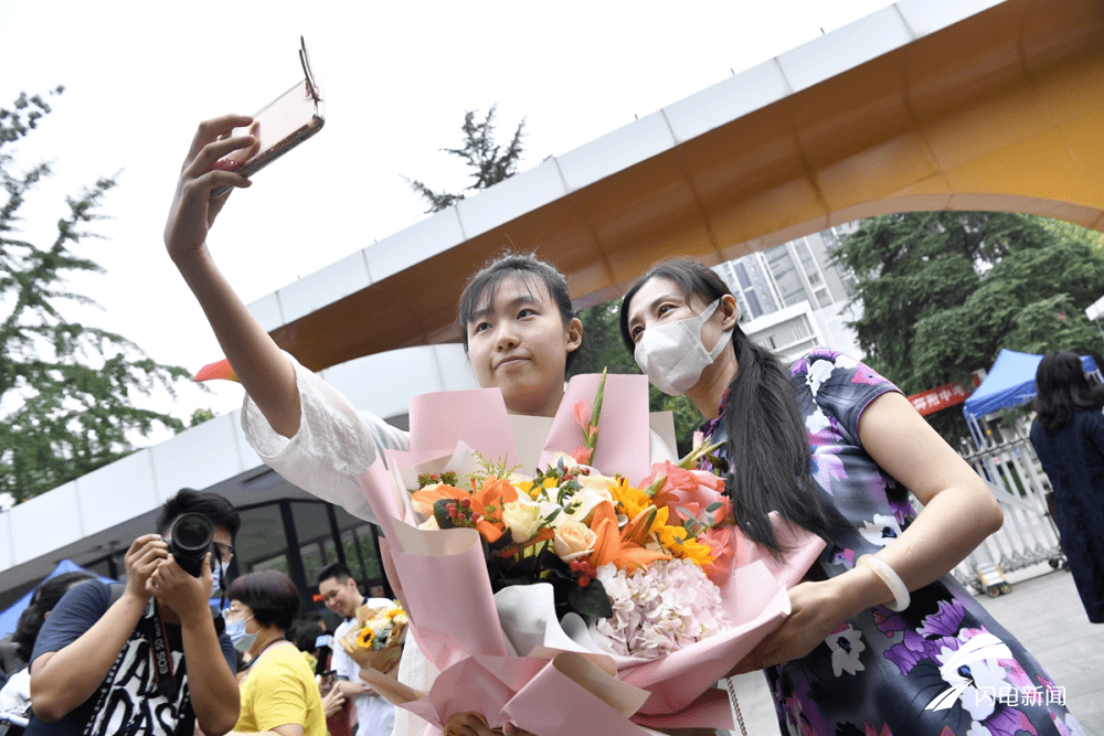 鲜花|影像力丨定格高考结束瞬间，鲜花、拥抱、还有妈妈的吻……