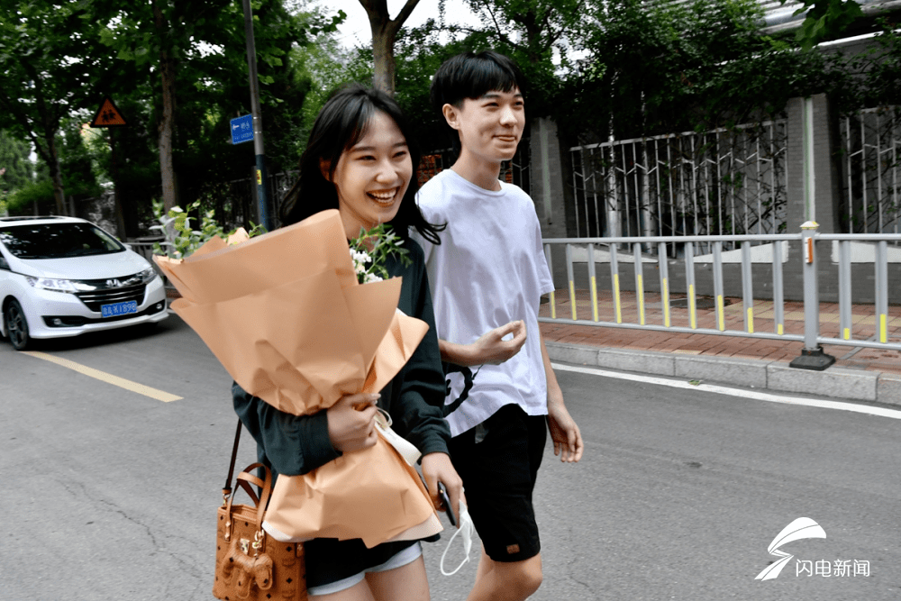 鲜花|影像力丨定格高考结束瞬间，鲜花、拥抱、还有妈妈的吻……