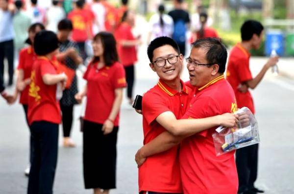 高考|?高考结束！开心到“劈叉”！