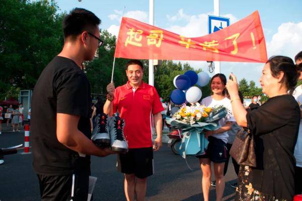 高考|?高考结束！开心到“劈叉”！